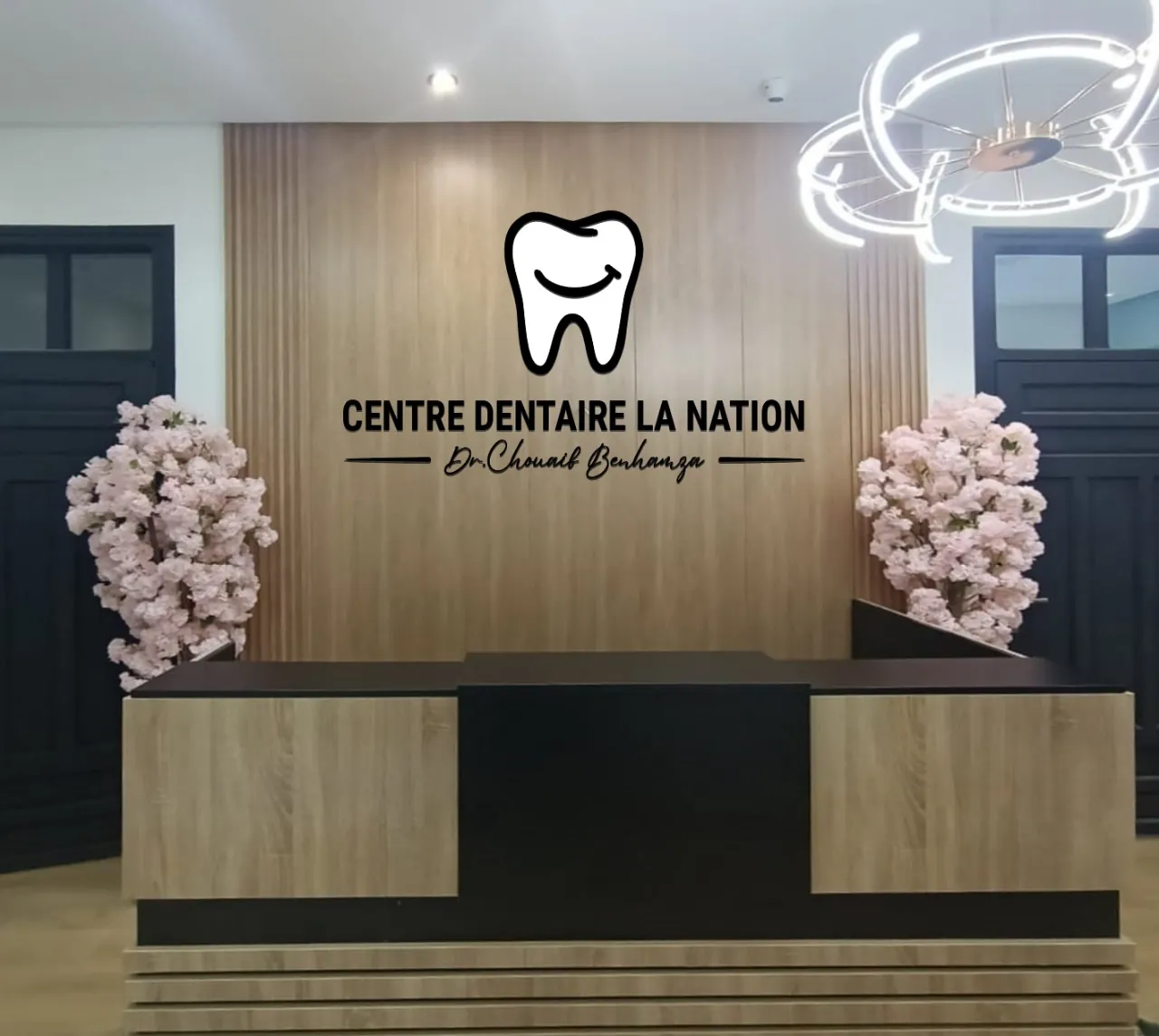 L'accueil du Centre dentaire la Nation, avec le logo du centre et la signature du Dr Chouaib Benhamza